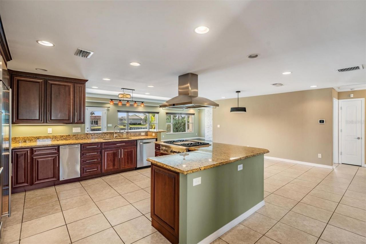 1926 Montana Avenue Ne, Saint Petersburg, FL 33703 Photo