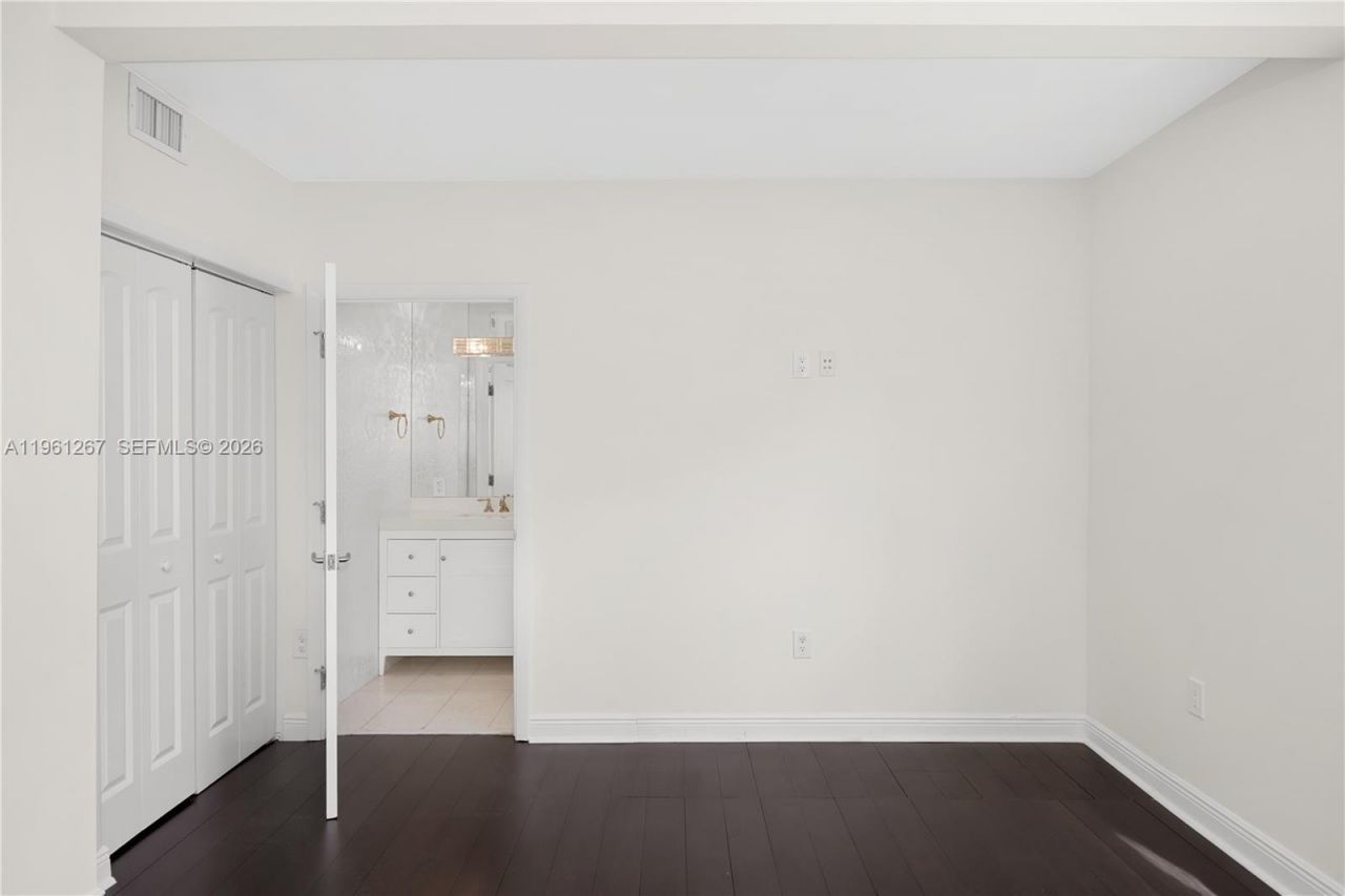 20205 W Oak Haven Cir , Miami, FL 33179 Photo