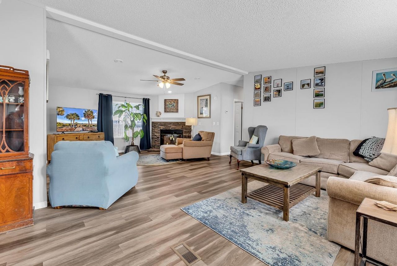 3246 Red Bird Ln. Photo 2