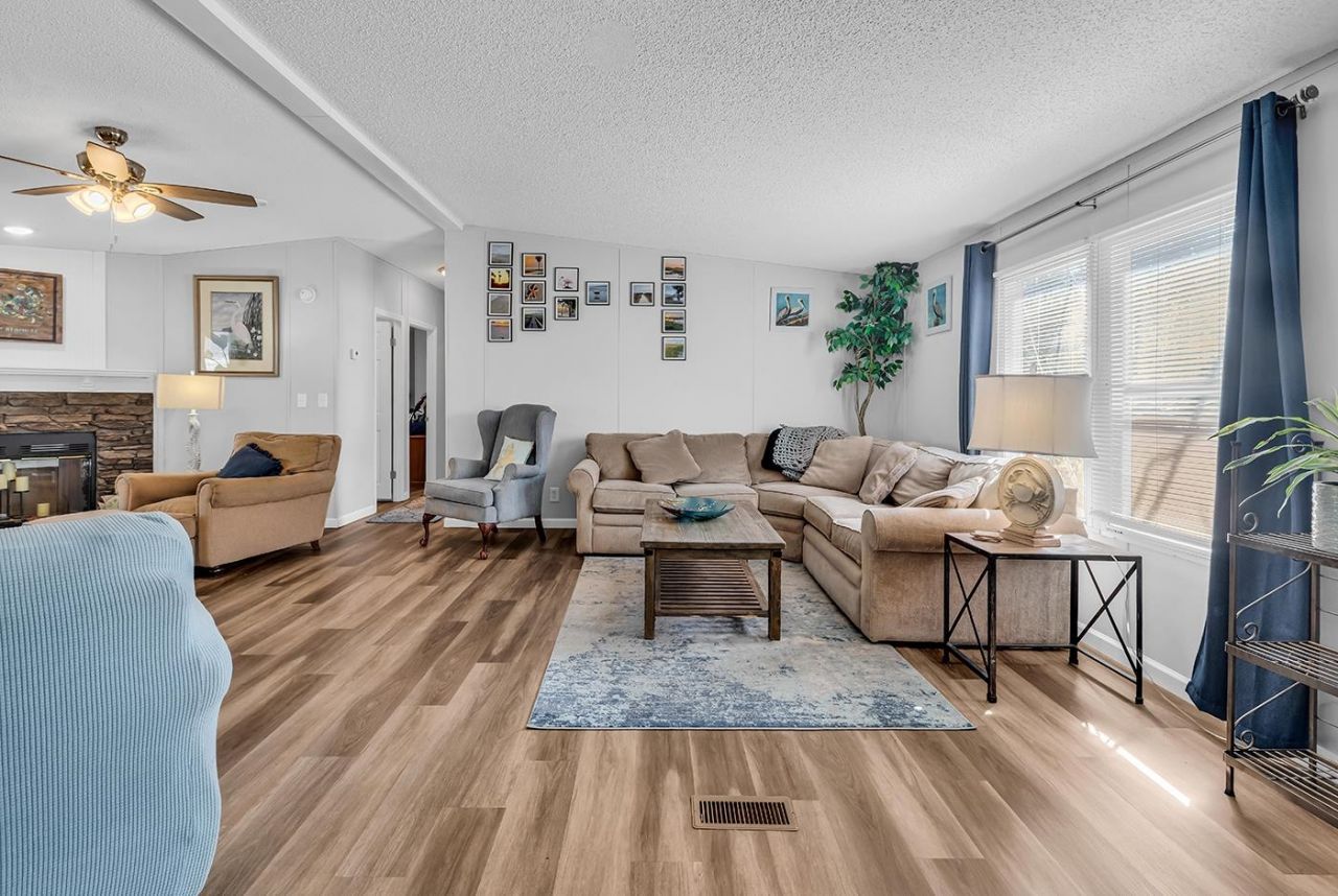 3246 Red Bird Ln. Photo 3