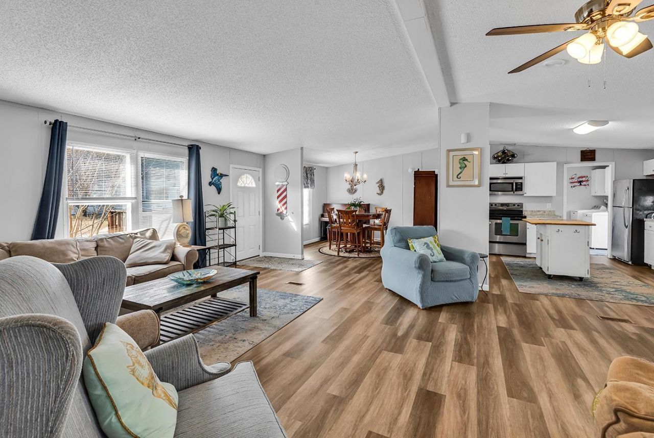 3246 Red Bird Ln. Photo 7