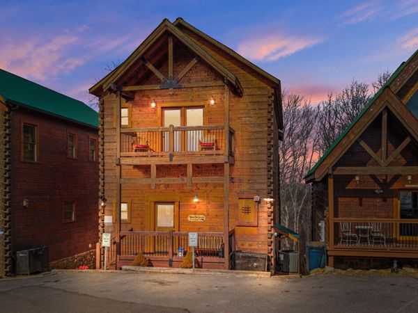 1255 Bear Cub Way, Gatlinburg, TN 37738