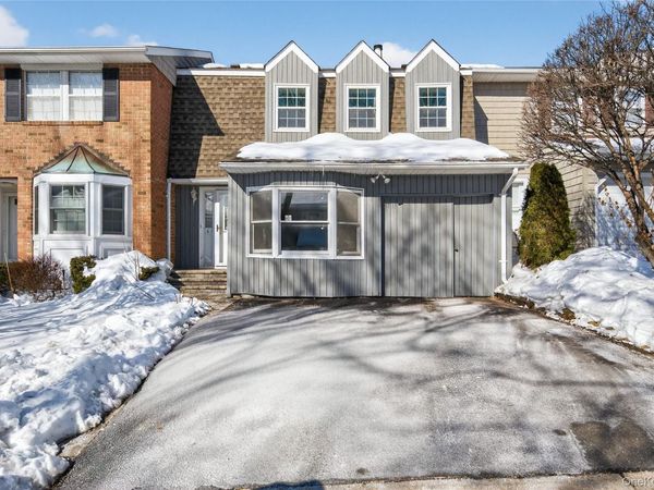 61 Estate Court, Unit 61, Woodbury, NY 11797