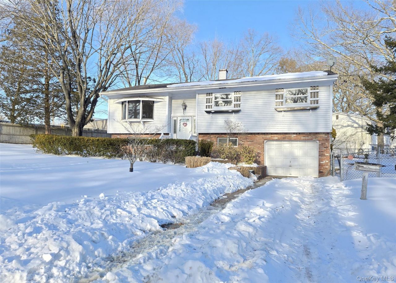 19 University Drive, Ronkonkoma, NY 11779 Main Photo