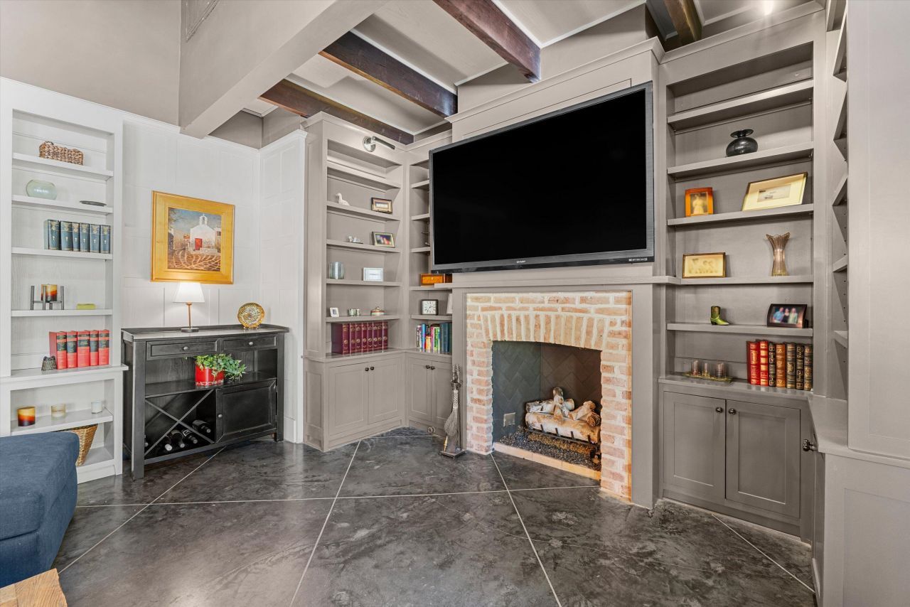 2302 Stuart Street Photo 9