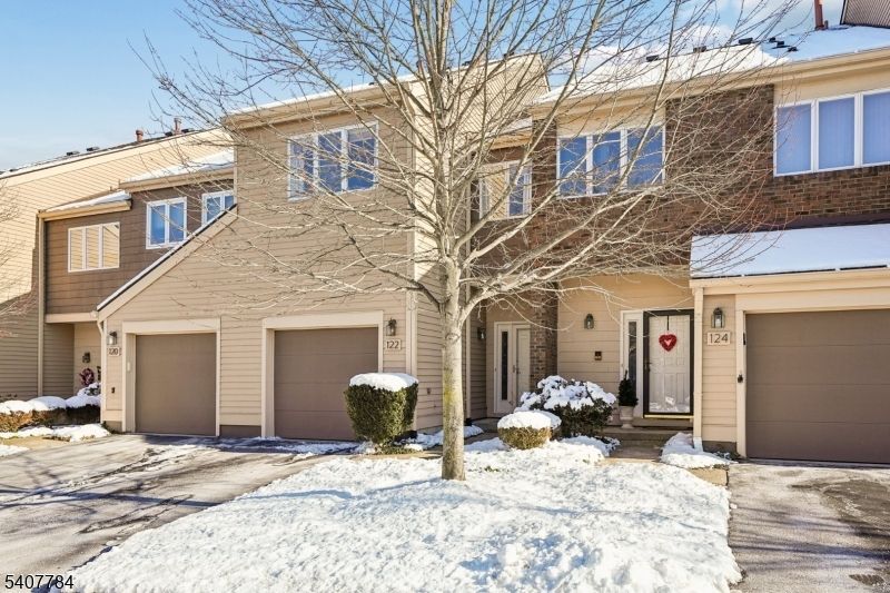 122 Hempstead Ct, Madison, NJ 07940 Main Photo