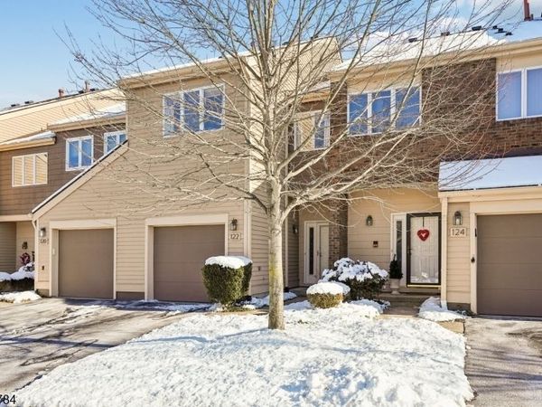 122 Hempstead Ct, Madison, NJ 07940