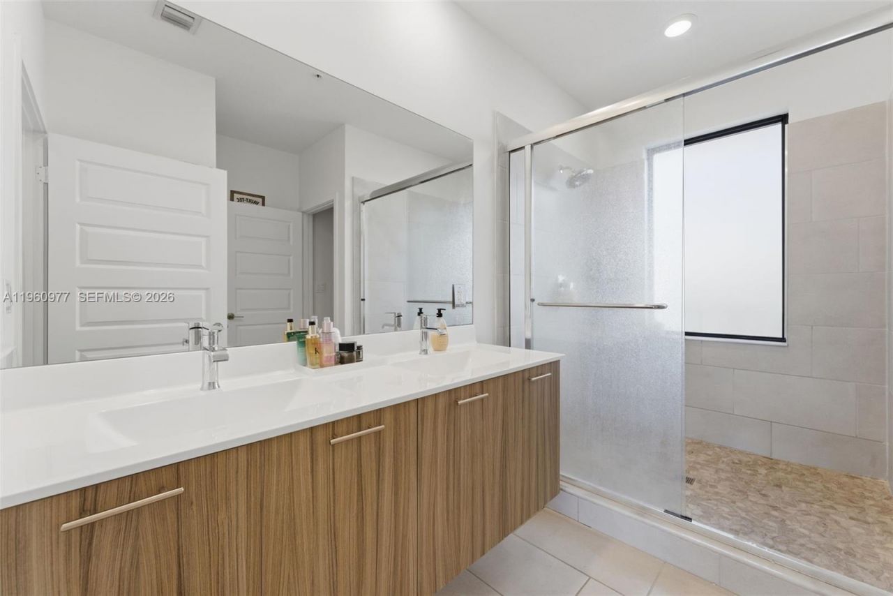 8301 NW 41st St, Unit B-407, Doral, FL 33166 Photo