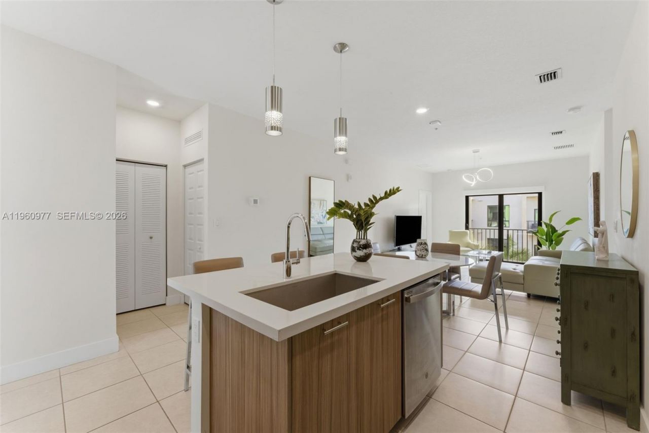 8301 NW 41st St, Unit B-407, Doral, FL 33166 Photo