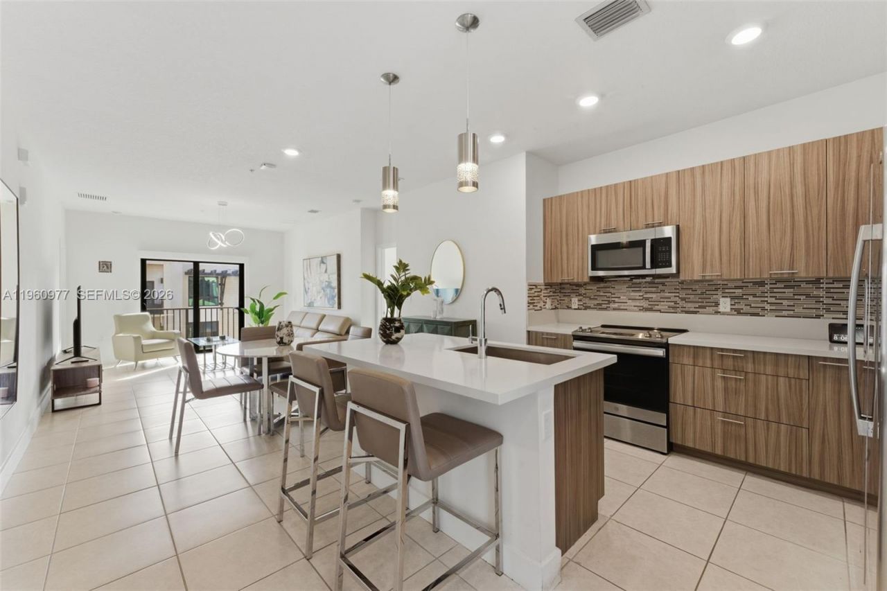 8301 NW 41st St, Unit B-407, Doral, FL 33166 Photo