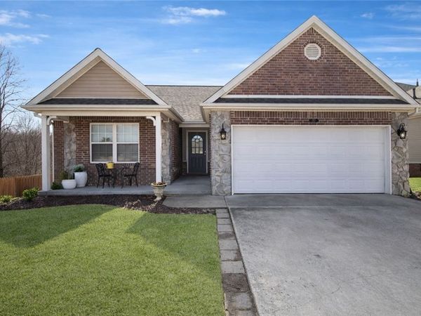 37 Valley View Circle, Bentonville, AR 72712