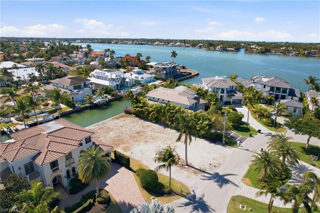 1670 Dolphin Ct, Naples, FL 34102 Photo