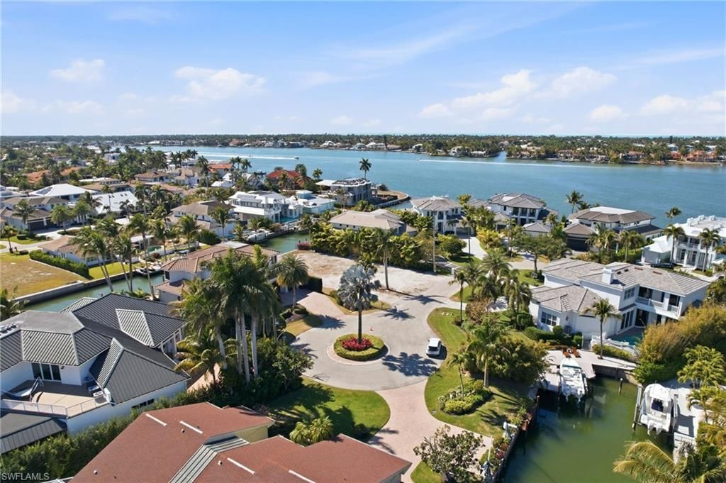 1670 Dolphin Ct, Naples, FL 34102 Photo