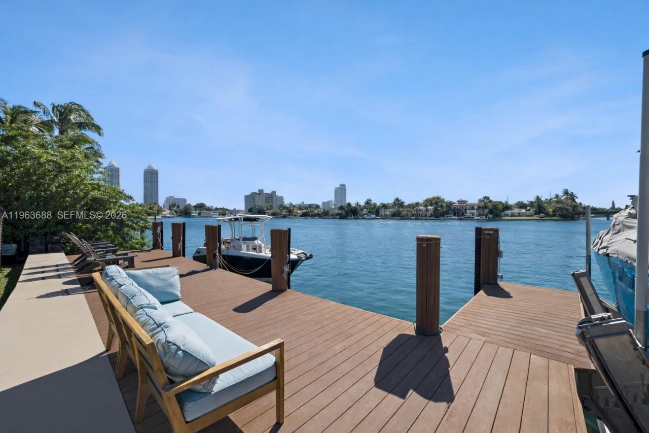 744 Lakeview Dr, Miami Beach, FL 33140 Photo