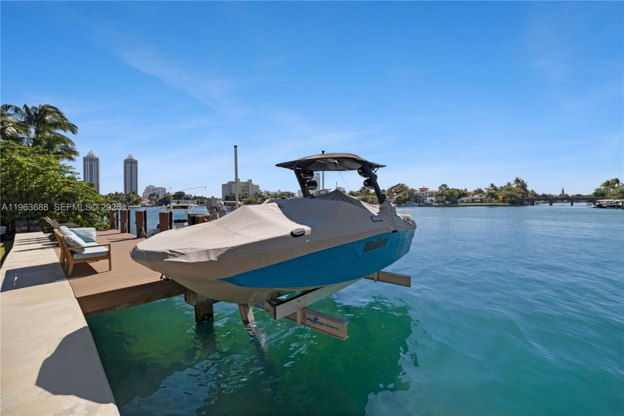 744 Lakeview Dr, Miami Beach, FL 33140 Photo