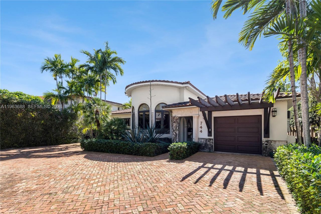 744 Lakeview Dr, Miami Beach, FL 33140 Photo