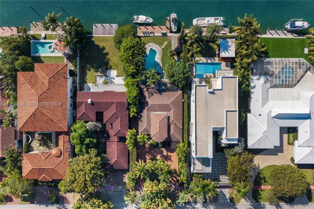 744 Lakeview Dr, Miami Beach, FL 33140 Photo