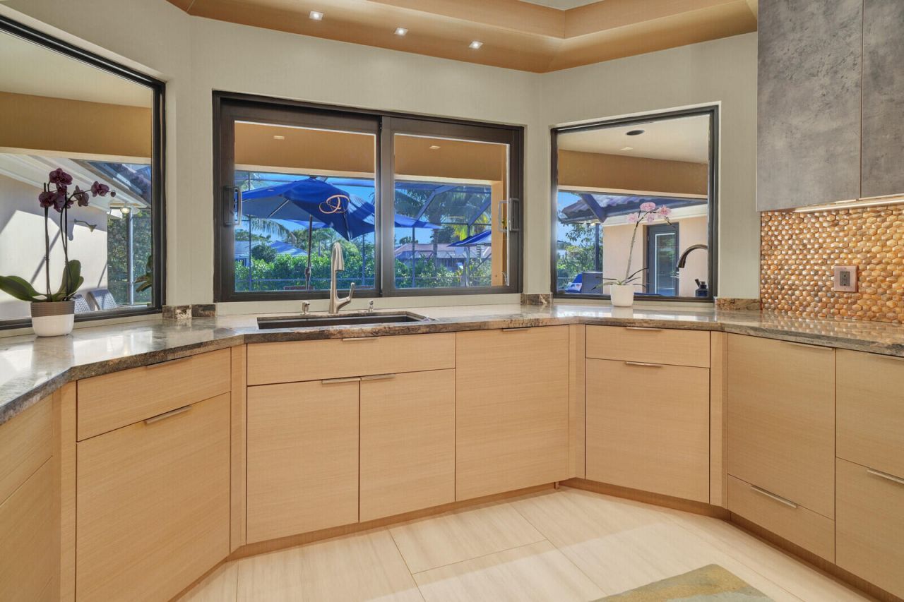 513 N Country Club Drive, Atlantis, FL 33462 Photo