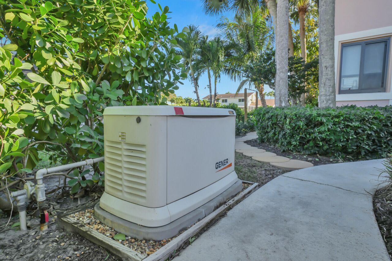 513 N Country Club Drive, Atlantis, FL 33462 Photo