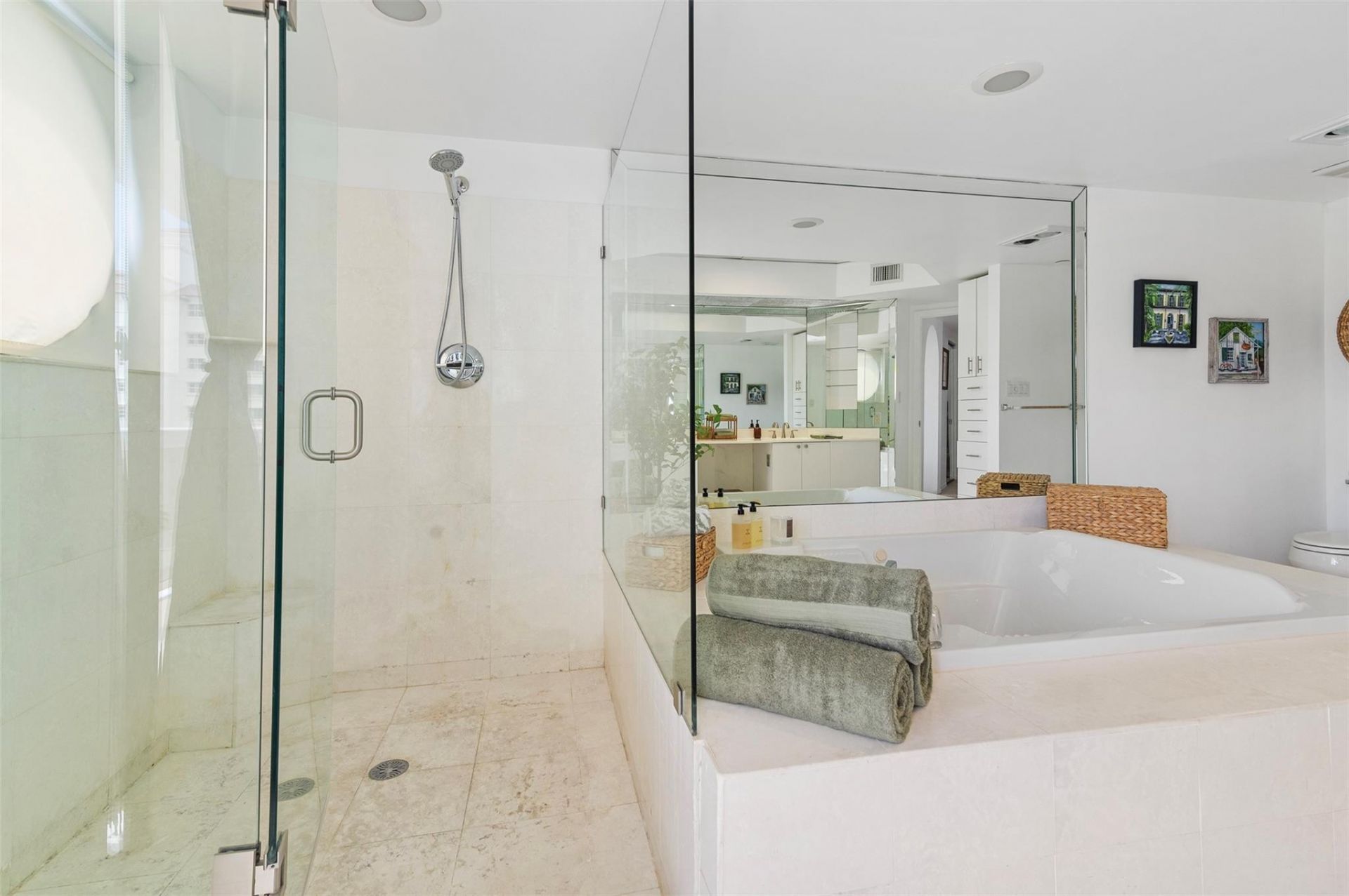 20185 E Country Club Drive, Unit 901, Miami, FL 33180 Photo