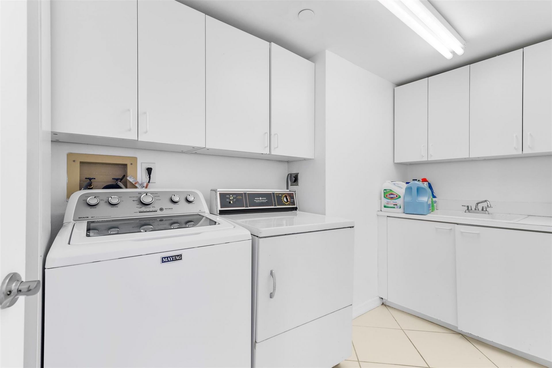 20185 E Country Club Drive, Unit 901, Miami, FL 33180 Photo