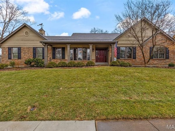 262 Greenbriar Estates Drive, Des Peres, MO 63122