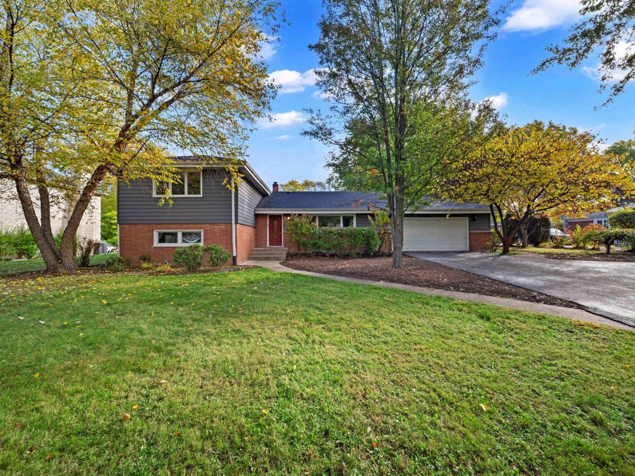 105 E Elaine Circle, Prospect Heights, IL 60070 Main Photo