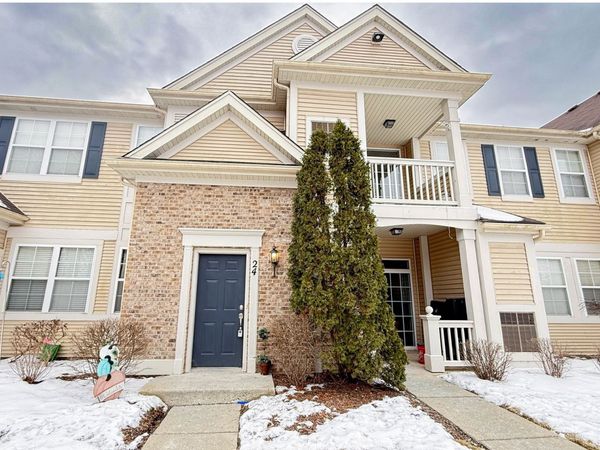 2250 Aurora Drive, Unit 24, Pingree Grove, IL 60140