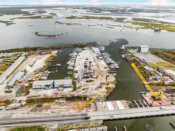 2001 PARIS Road, New Orleans, LA 70129