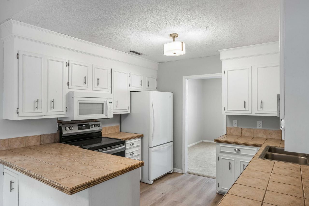 95 Nightingale Manor Photo 10