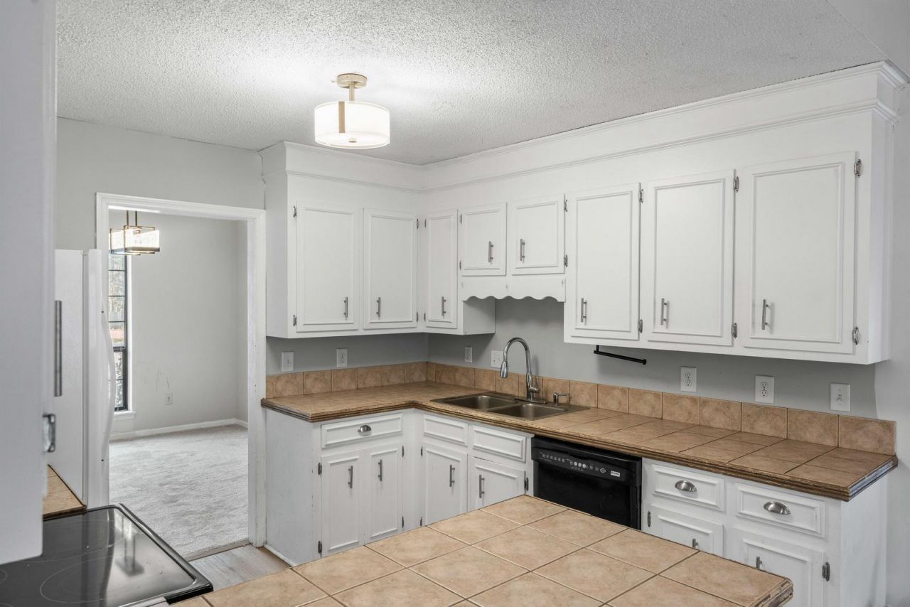 95 Nightingale Manor Photo 12