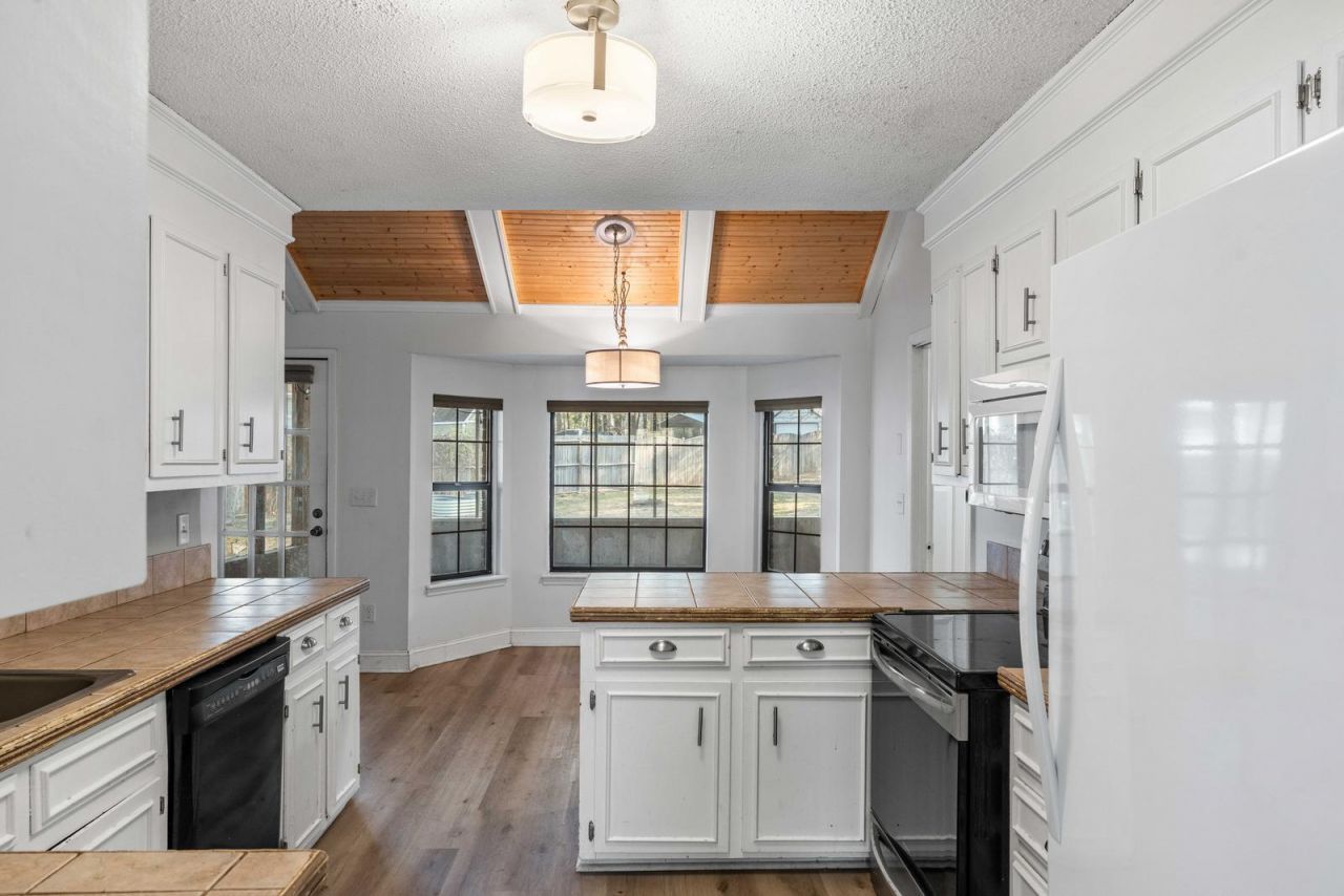 95 Nightingale Manor Photo 13