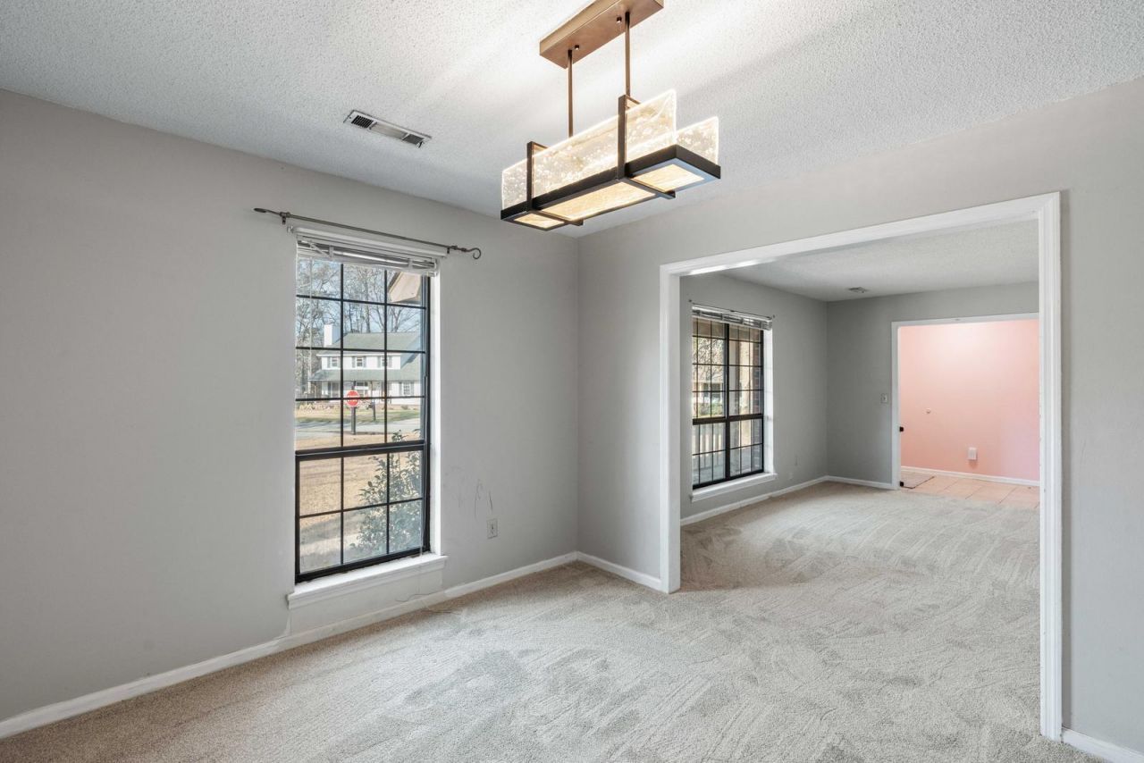 95 Nightingale Manor Photo 14