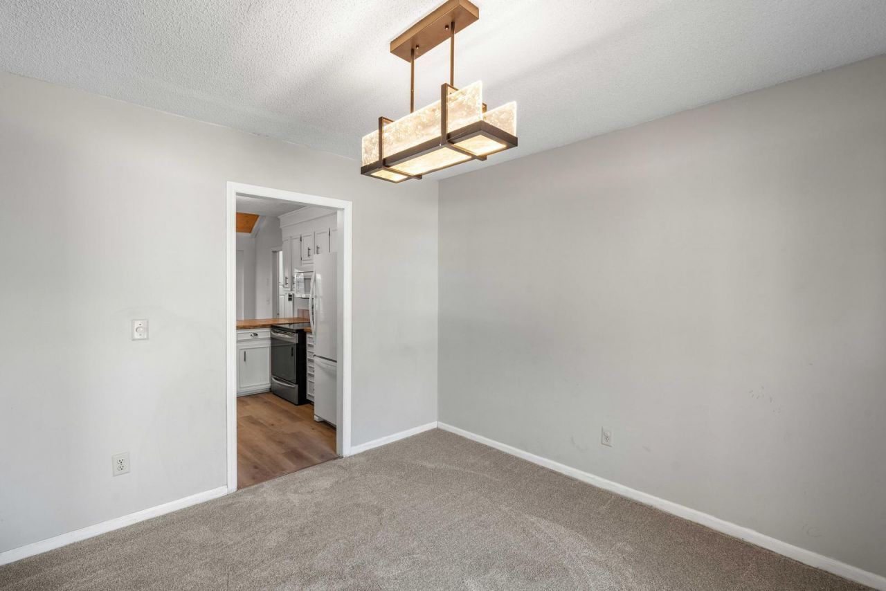 95 Nightingale Manor Photo 15