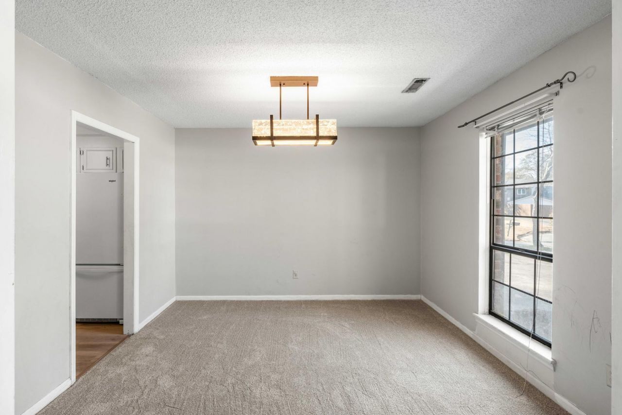 95 Nightingale Manor Photo 16