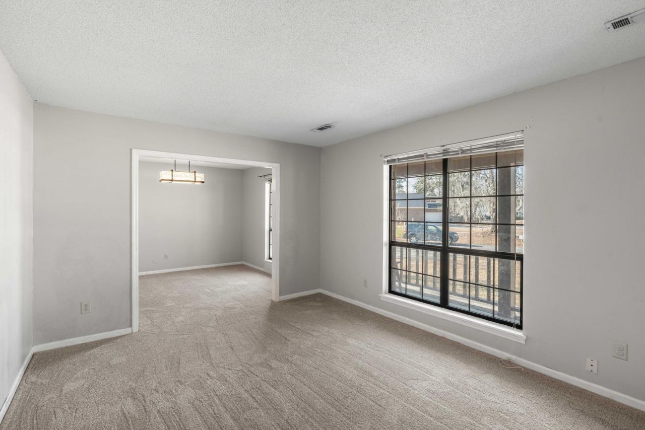 95 Nightingale Manor Photo 17