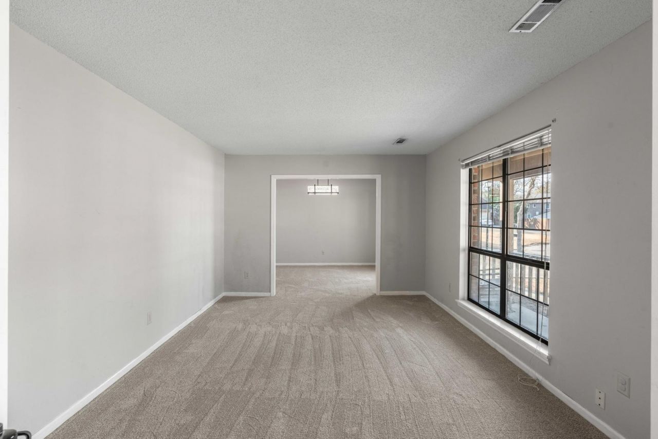 95 Nightingale Manor Photo 18