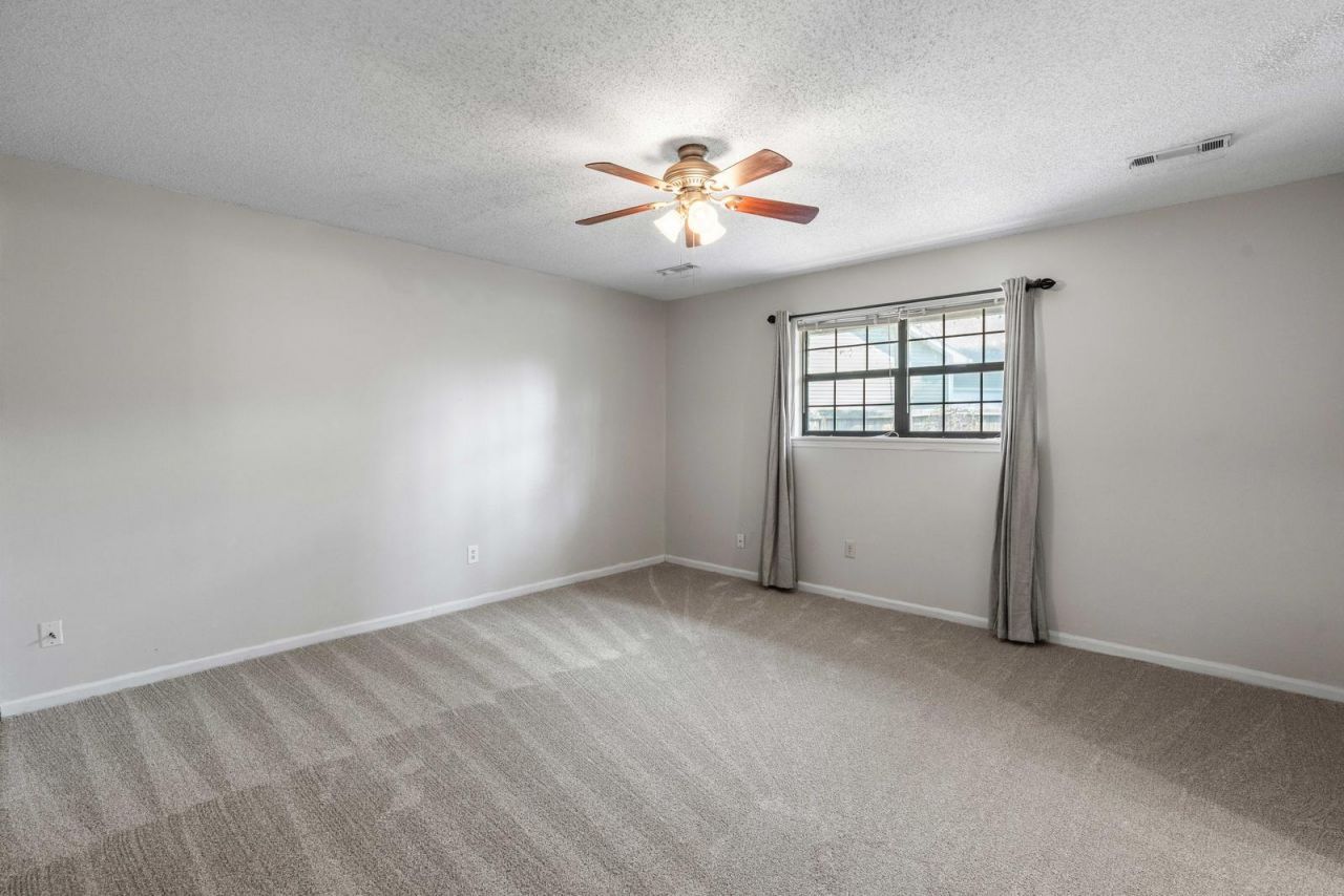 95 Nightingale Manor Photo 19