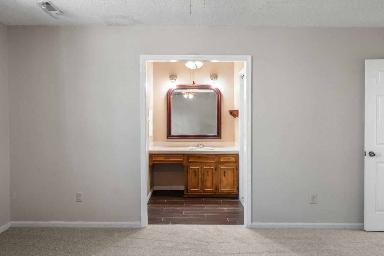 95 Nightingale Manor Photo 21