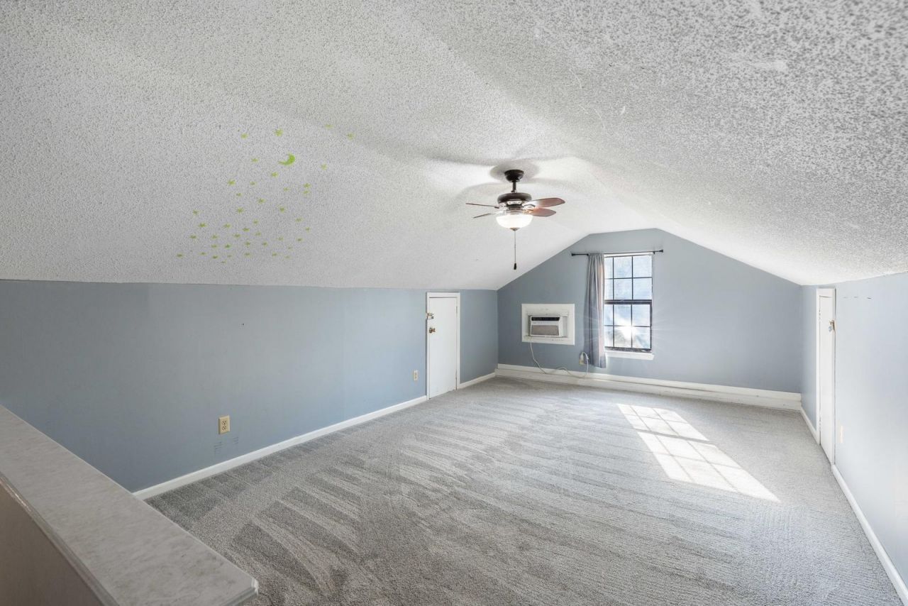 95 Nightingale Manor Photo 33