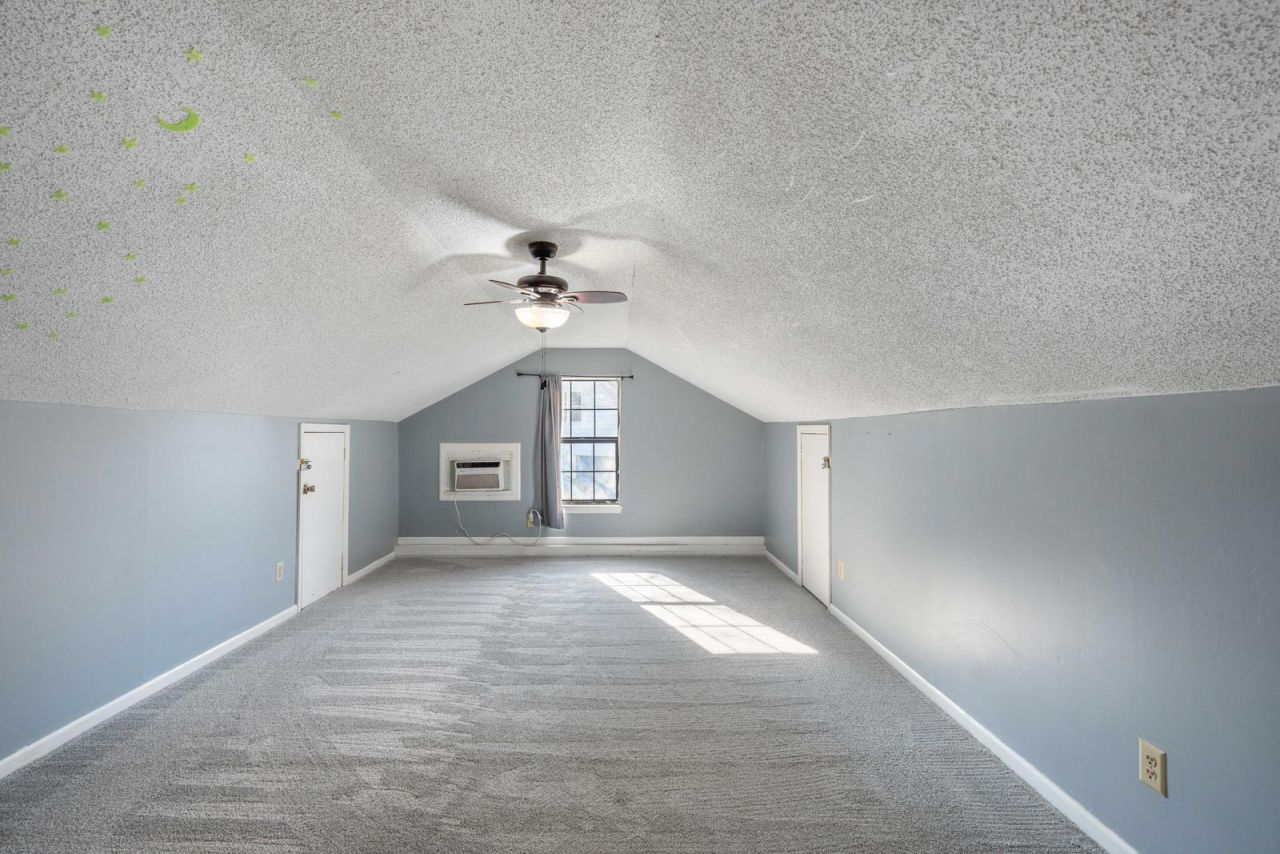 95 Nightingale Manor Photo 34