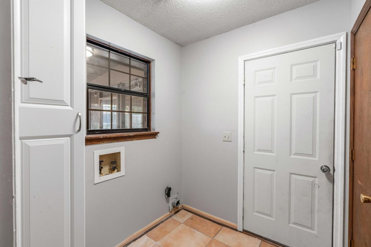 95 Nightingale Manor Photo 35