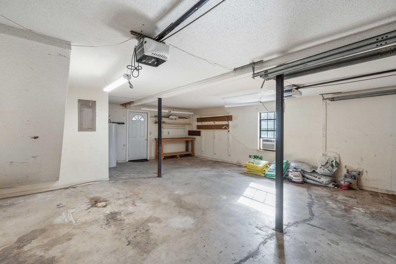 95 Nightingale Manor Photo 36