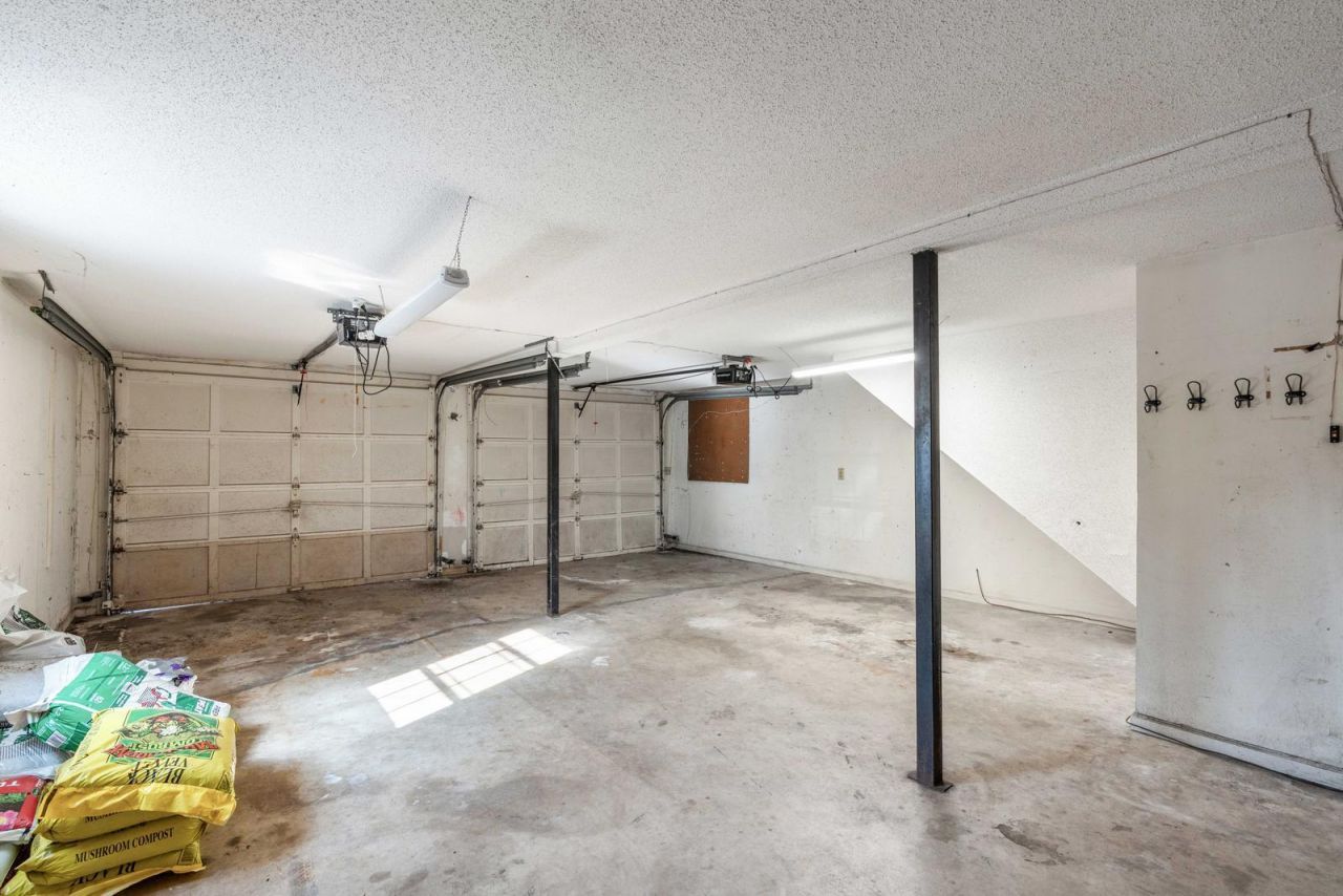 95 Nightingale Manor Photo 37