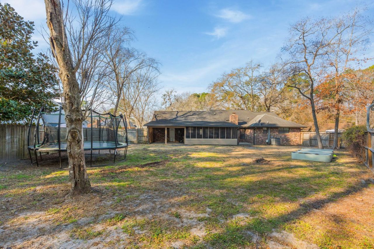 95 Nightingale Manor Photo 43