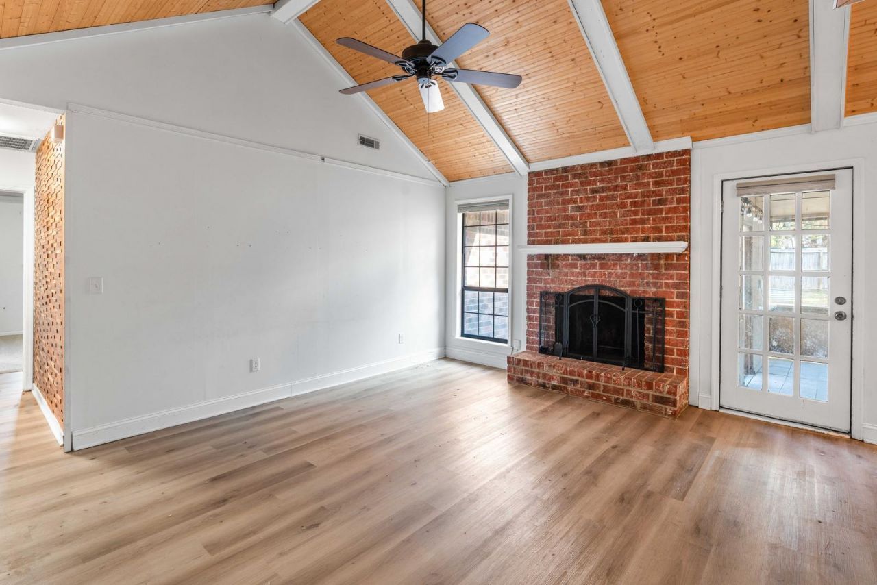 95 Nightingale Manor Photo 6