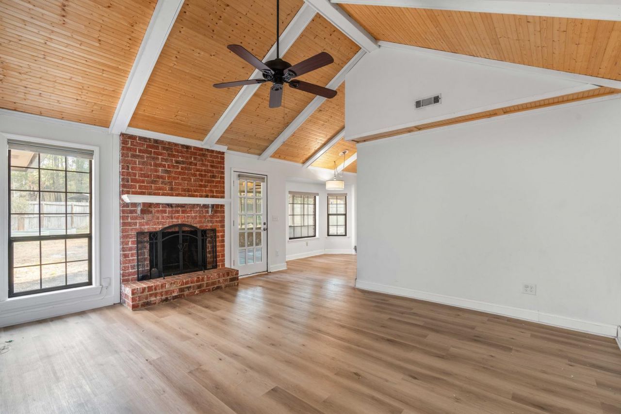 95 Nightingale Manor Photo 7