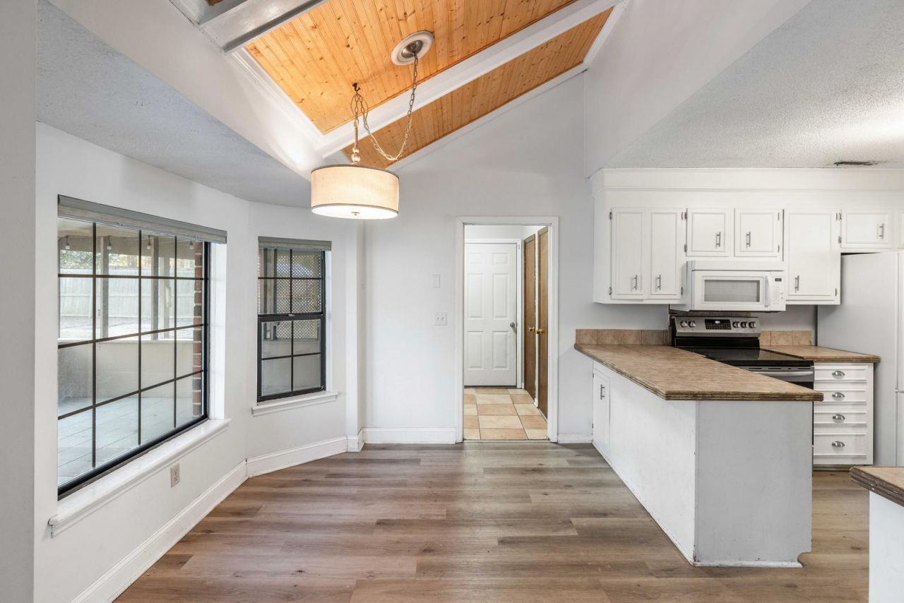 95 Nightingale Manor Photo 8