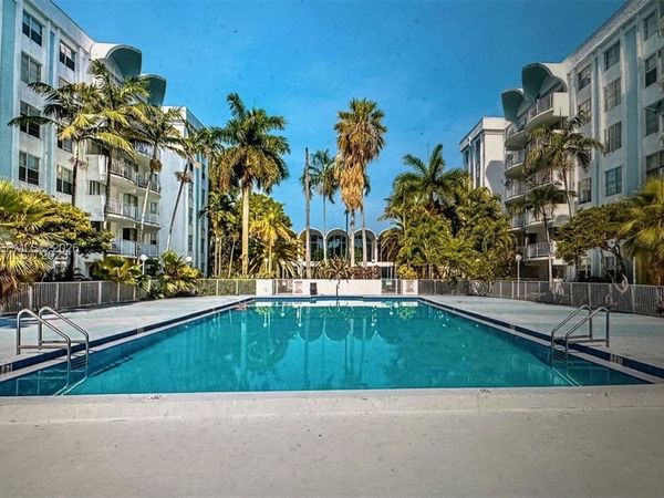 496 NW 165th St Rd, Unit D-614, Miami, FL 33169