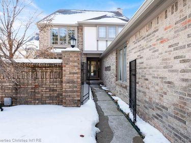 22211 Village Pines Drive, Beverly Hills Vlg, MI 48025